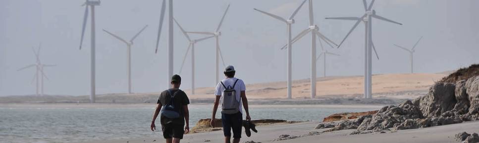 No caminho entre Fortim e Canoa Quebrada, dezenas de moinhos de vento de um grande parque eólico, no litoral do Ceará